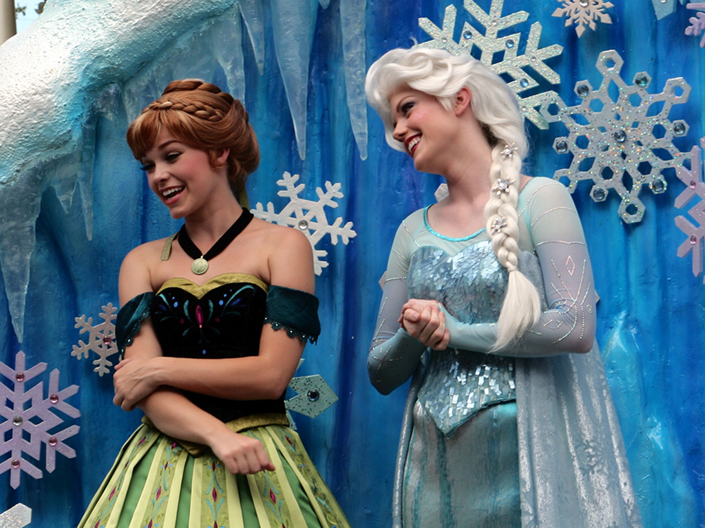 Anna and Elsa character performers