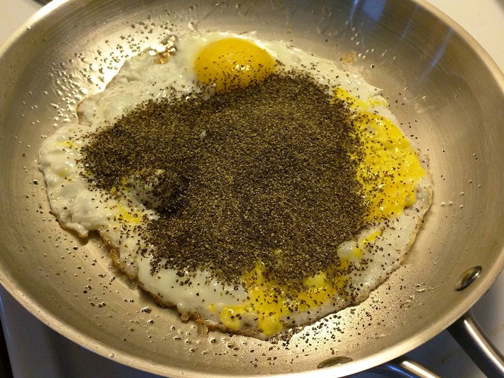 Пор голода. Горелая яичница. Сгоревшая яичница в сковородке. Подгорелый омлет. Неудачное утро.