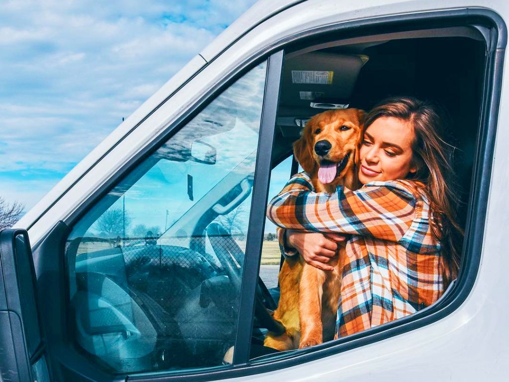 24-Year-Old Dumps Her Boyfriend, Quits Her Job and Moves Into a Luxurious  Van With Her Dog - Obsev
