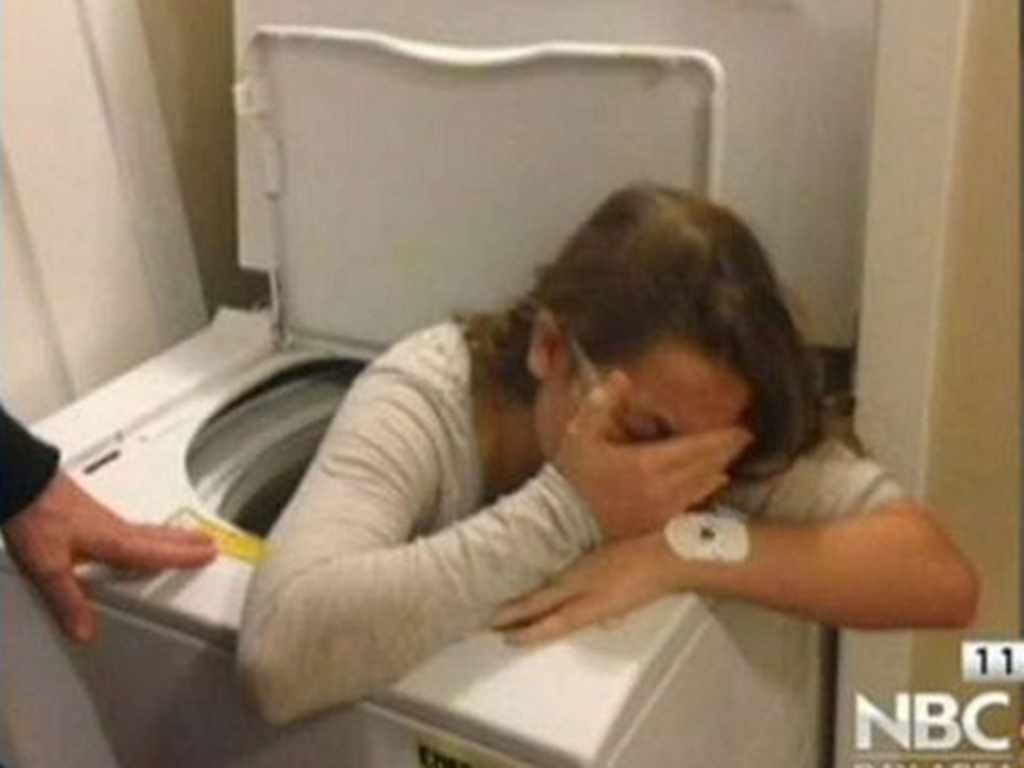 Человек в стиралке. Женщина застряла в стиральной машине. Девушка застряла в стиральной машинке.