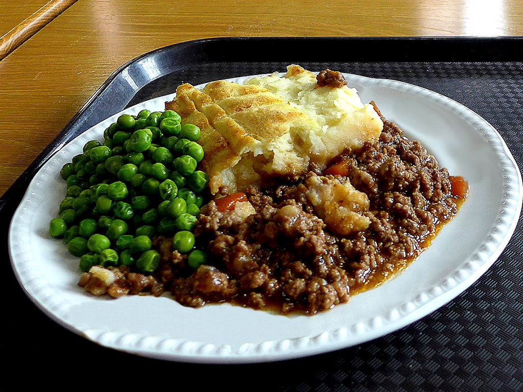 Mittagsgericht Shepherd's Pie in der Great Hall des Homerton College, Cambridge.
