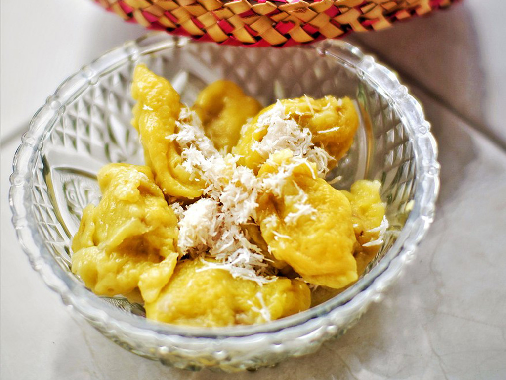 Banana rai is a typical Balinese snack. This snack is made from bananas wrapped in flour dough and sprinkled with grated coconut.